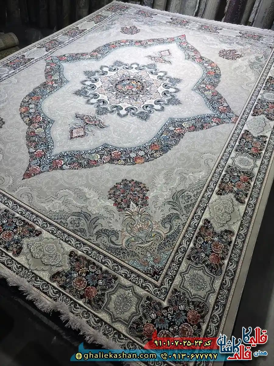 فرش کلاسیک 700 شانه طرح کارینا رنگ طوسی نقره ای کاشان — تصویر ۲