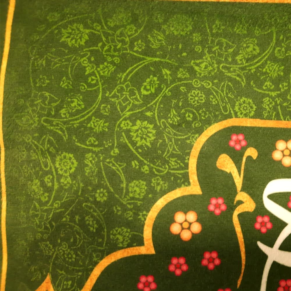 کتیبه نیمه شعبان مخمل اللهم عجل لولیک الفرج زمینه سبز گلدار 50733 — تصویر ۲