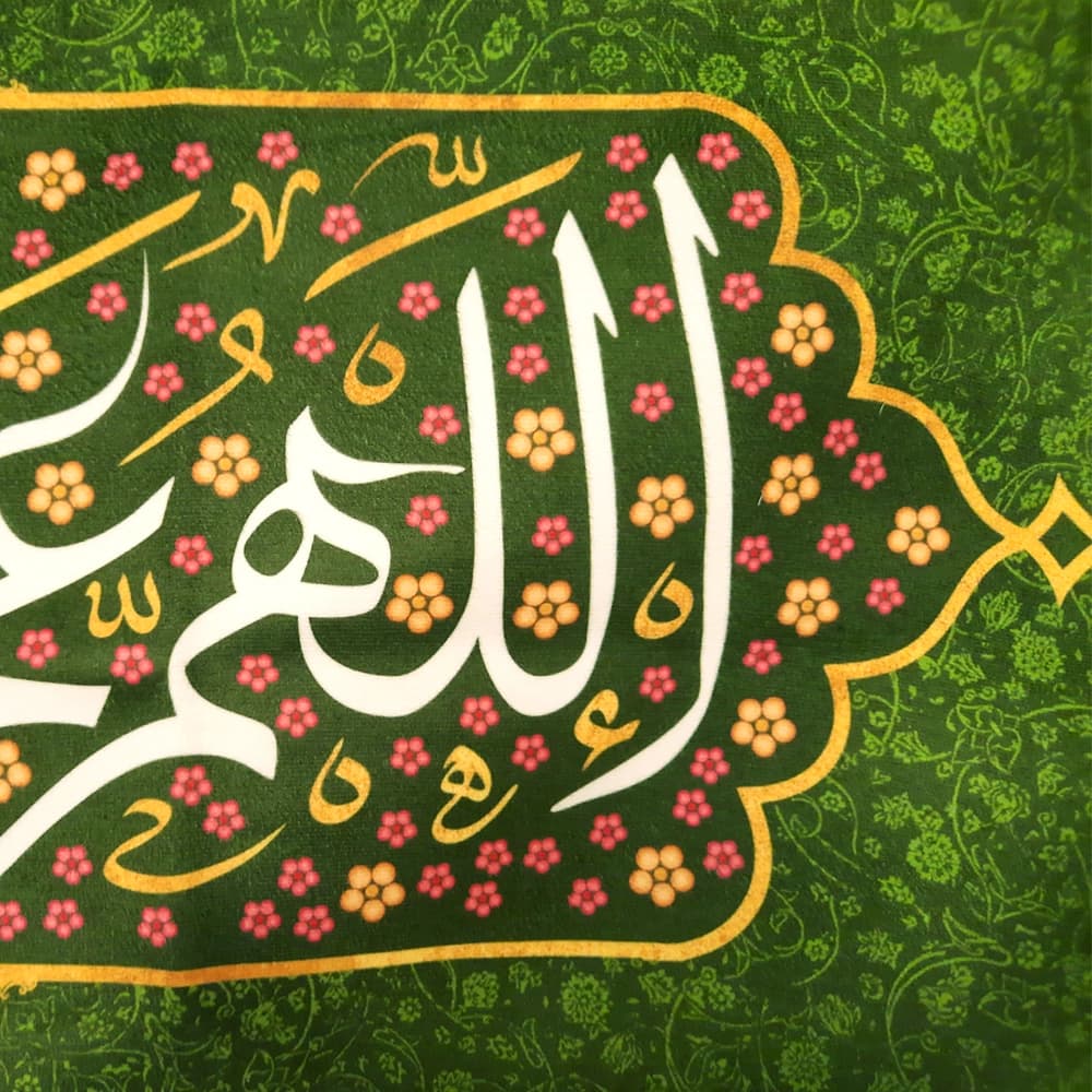 کتیبه نیمه شعبان مخمل اللهم عجل لولیک الفرج زمینه سبز گلدار 50733 — تصویر ۳