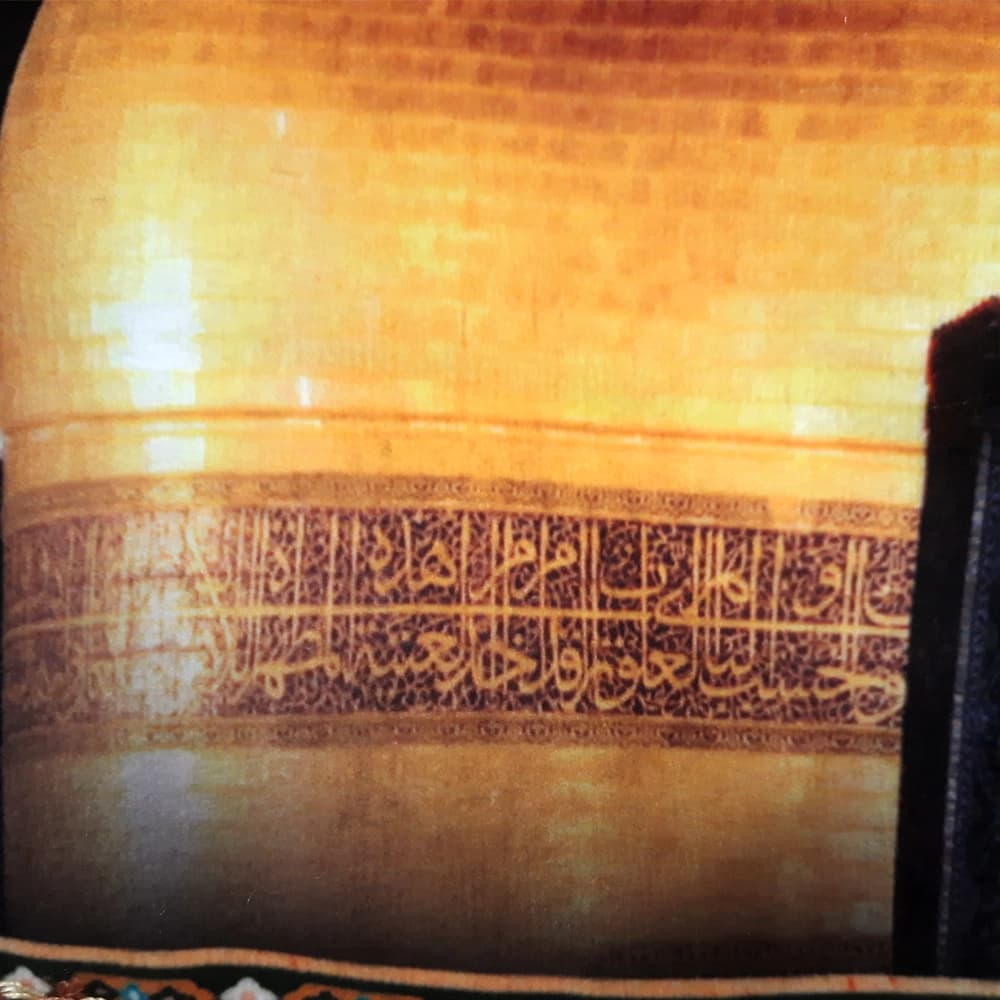 کتیبه مخمل تصویری گنبد حرم امام رضا کد 50706 — تصویر ۳