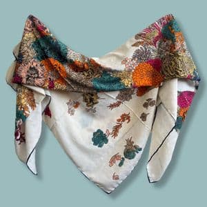 روسری حریر، ابریشم زنانه مدل گل ریز قواره بزرگ کد 0010 با طول و عرض 128*128 سانتی‌متر