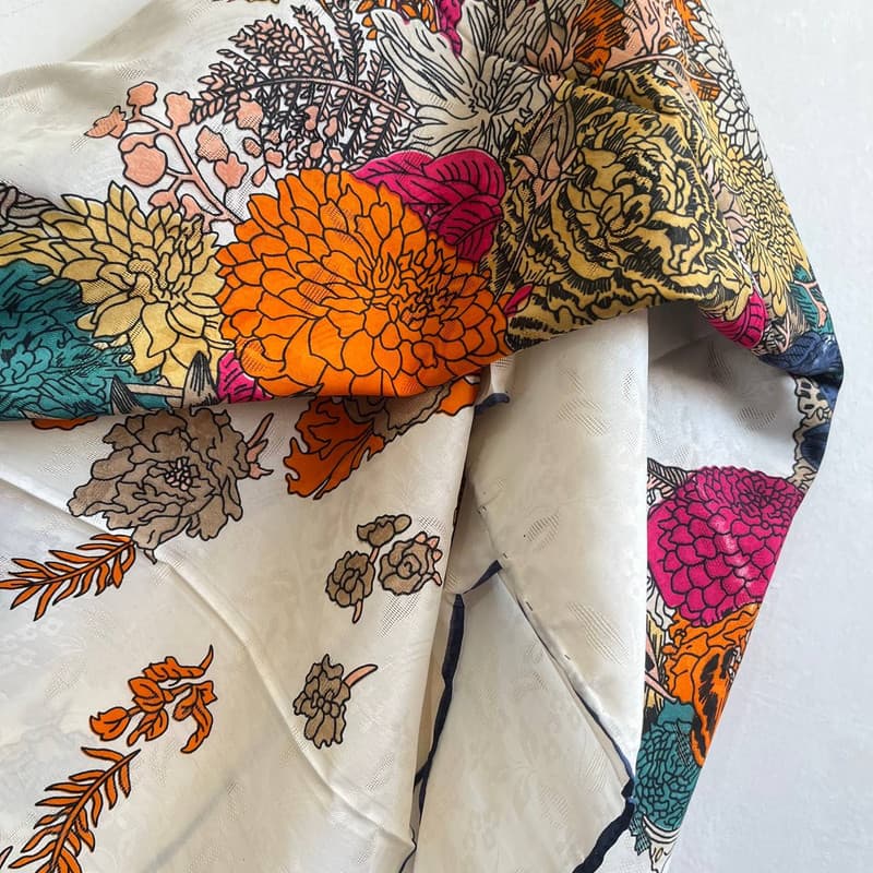 روسری حریر، ابریشم زنانه مدل گل ریز قواره بزرگ کد 0010 با طول و عرض 128*128 سانتی‌متر — تصویر ۱۱