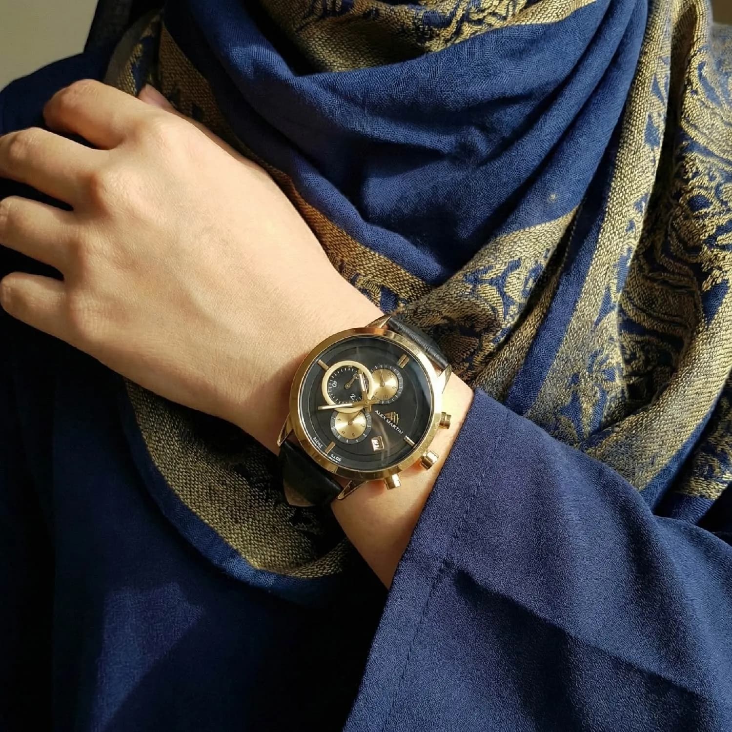 ساعت مچی زنانه الکس مارتین مدل 7106 با بند چرمی و صفحه مشکی — تصویر ۴