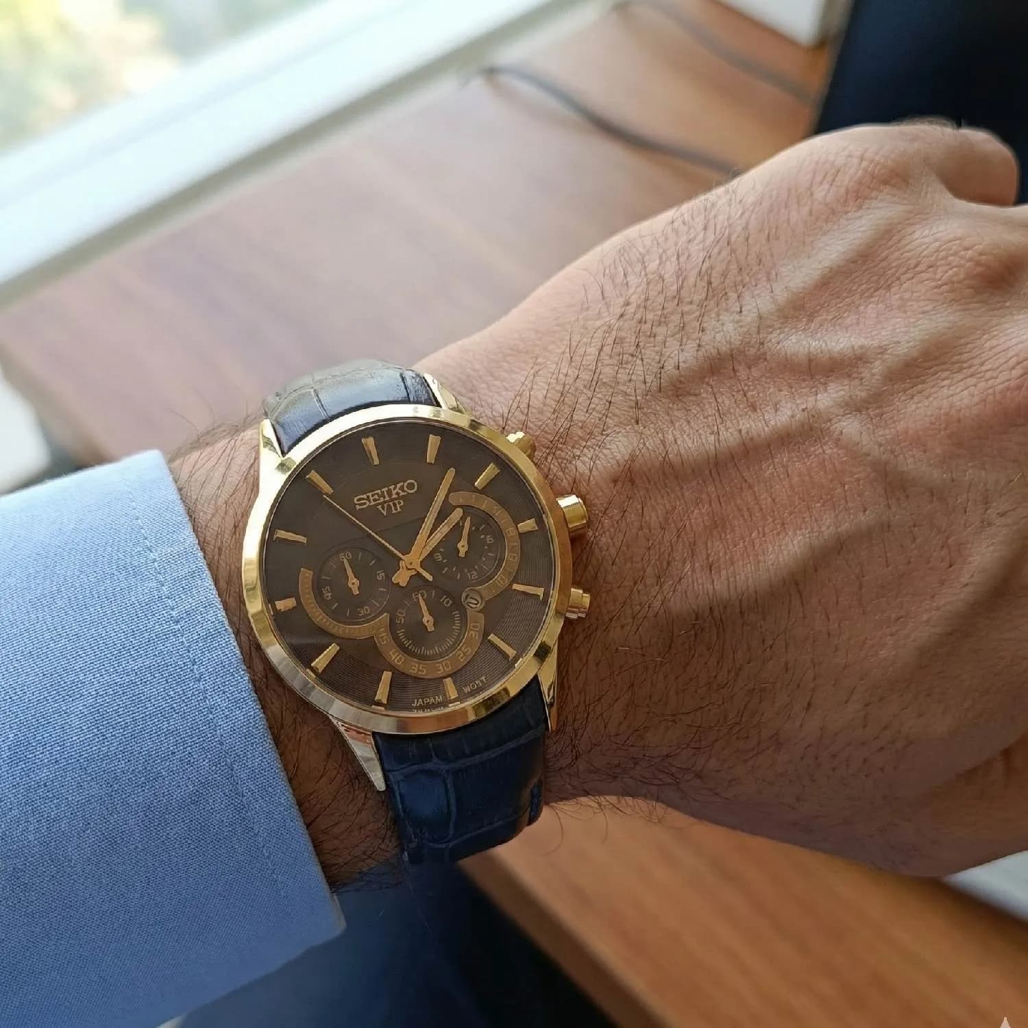 ساعت مچی مردانه سیکو بند چرمی صفحه مشکی با تقویم و موتور ژاپن — تصویر ۳