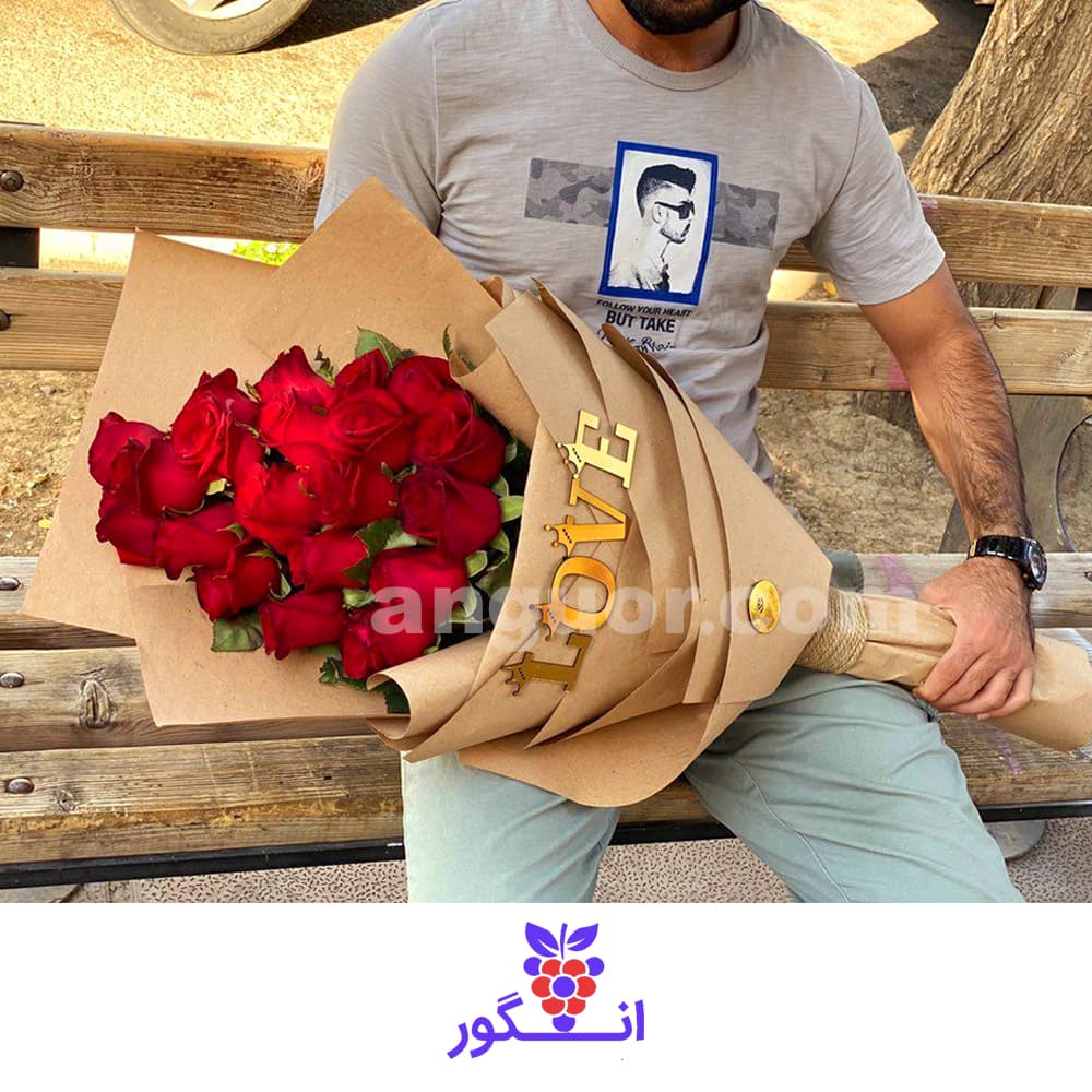 دسته گل رز قرمز 20 شاخه طرح love — تصویر ۲