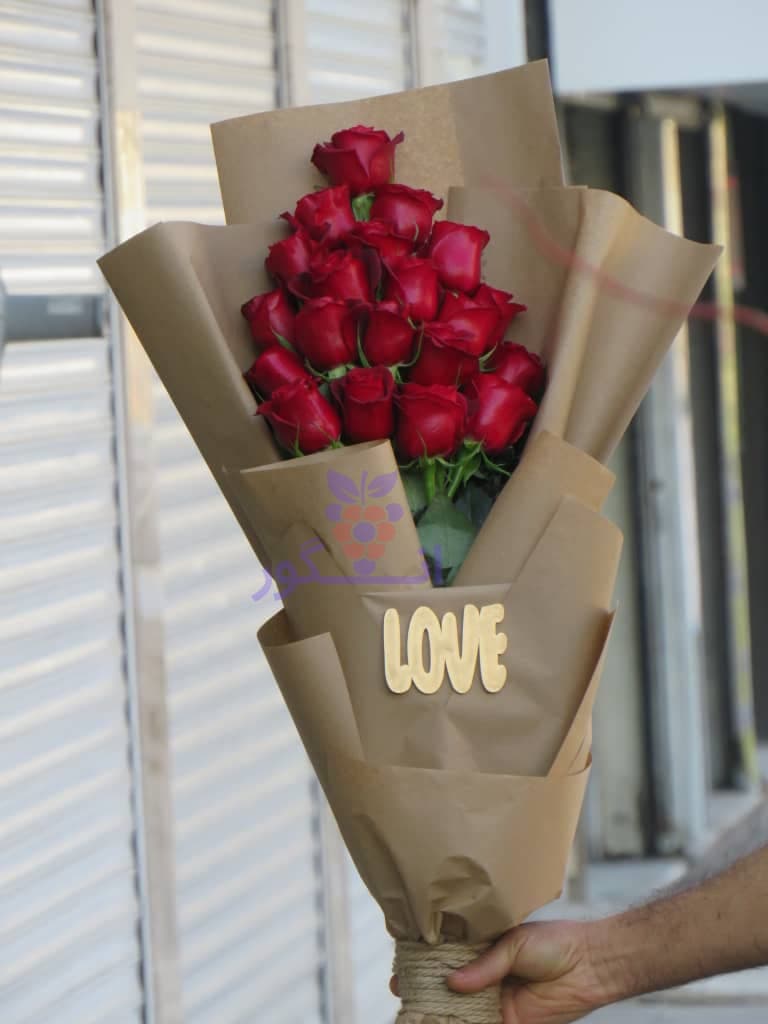 دسته گل رز قرمز 20 شاخه طرح love — تصویر ۵