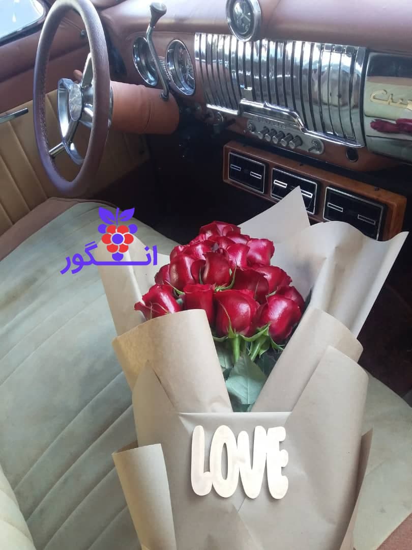 دسته گل رز قرمز 20 شاخه طرح love — تصویر ۳
