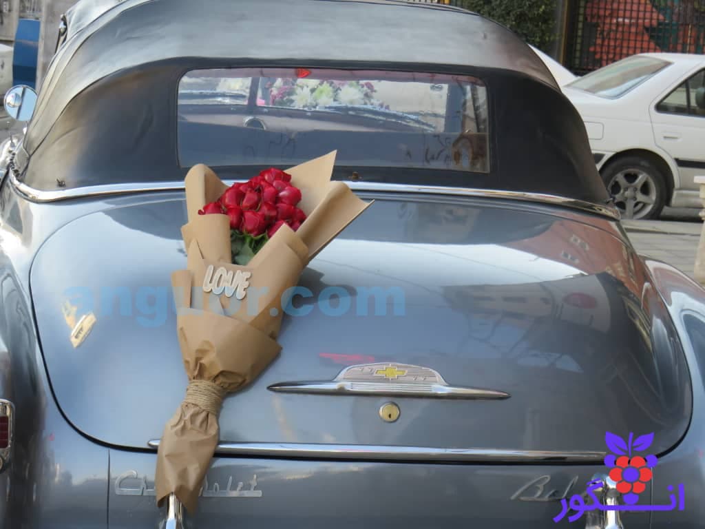 دسته گل رز قرمز 20 شاخه طرح love — تصویر ۴
