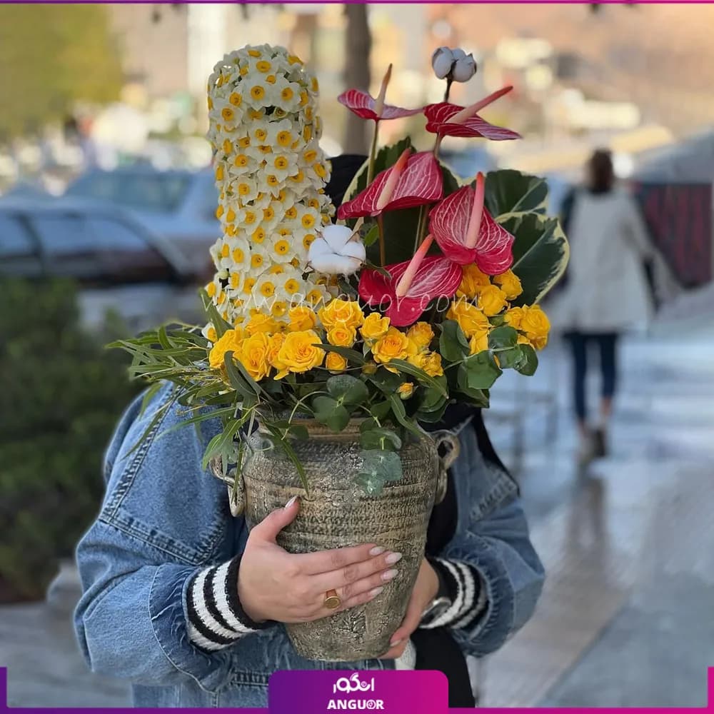 باکس گل زیبایی کرشمه (ترکیب زیبایی گل رز و نرگس و آنتوریوم)