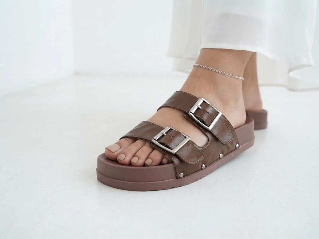 صندل زنانه دو بندی سگک‌دار لژدار قهوه‌ای zara