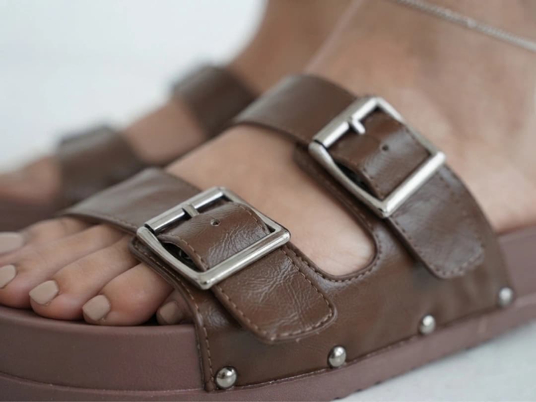 صندل زنانه دو بندی سگک‌دار لژدار قهوه‌ای zara — تصویر ۲