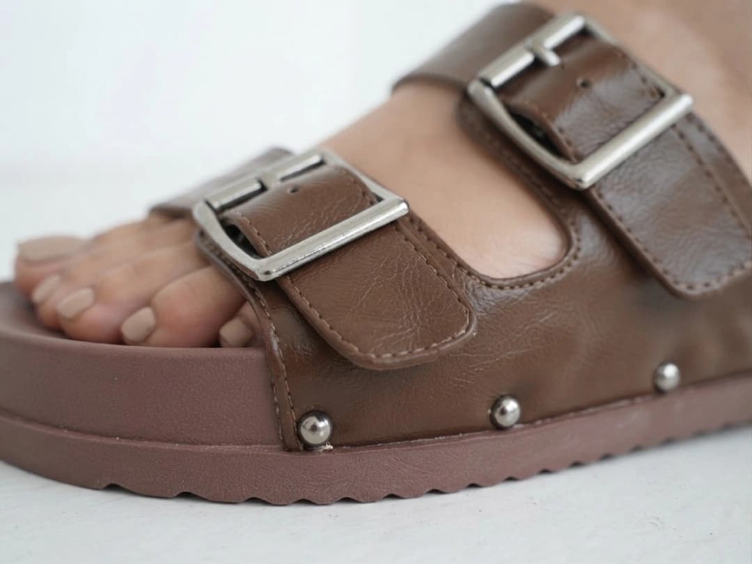صندل زنانه دو بندی سگک‌دار لژدار قهوه‌ای zara — تصویر ۳