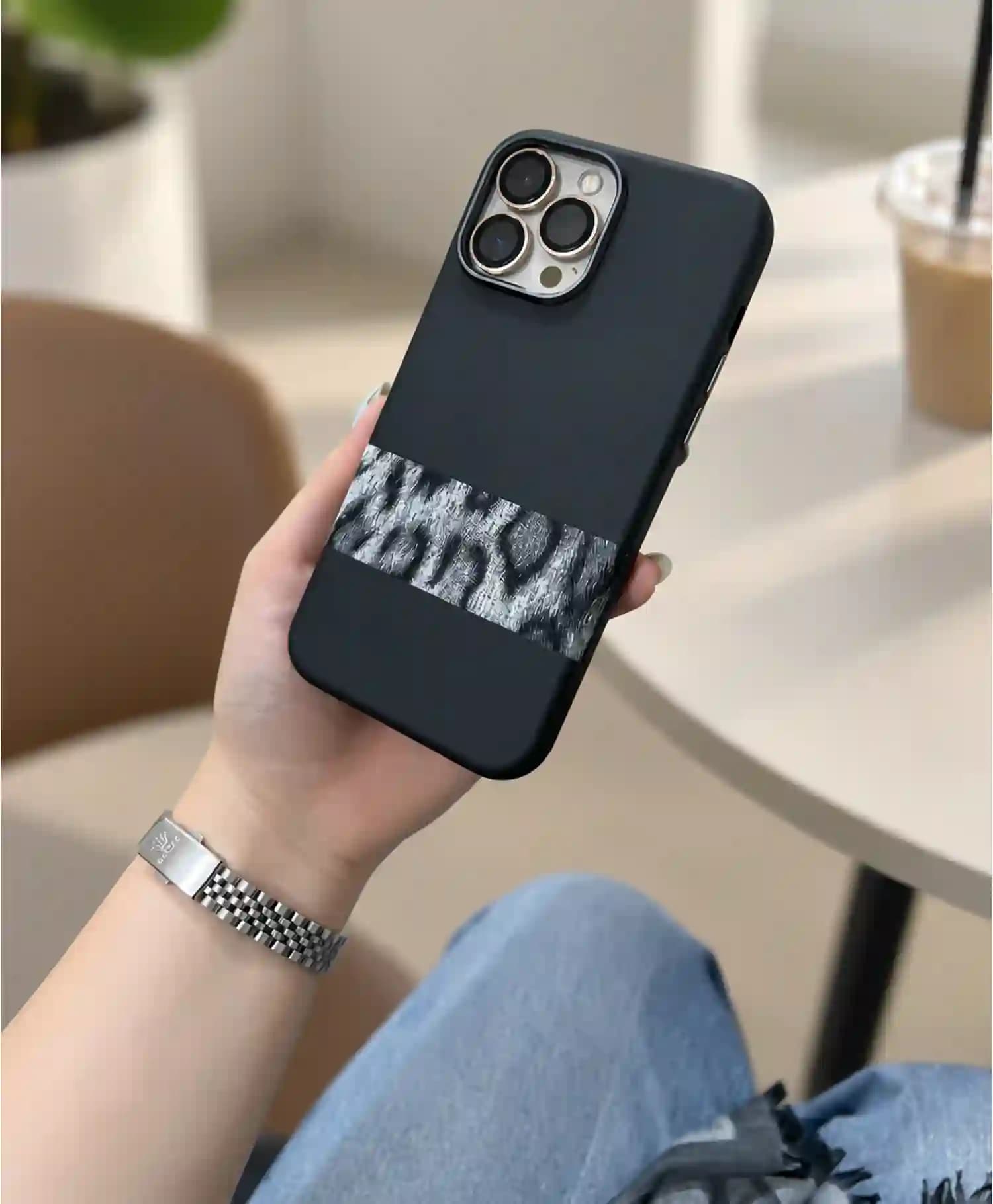 قاب چرمی مدل Shuck up طرح پلنگی گوشی موبایل Iphone 13 Pro Max — تصویر ۴