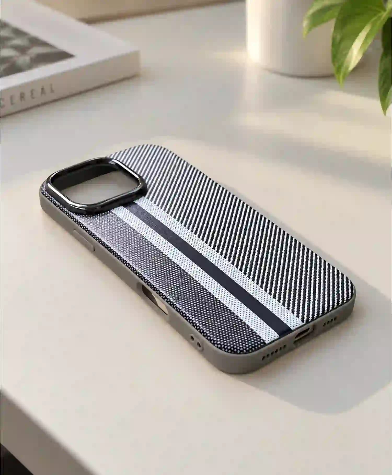 قاب کربنی Stylish مدل وینتج گوشی موبایل Iphone 16 Pro Max — تصویر ۴
