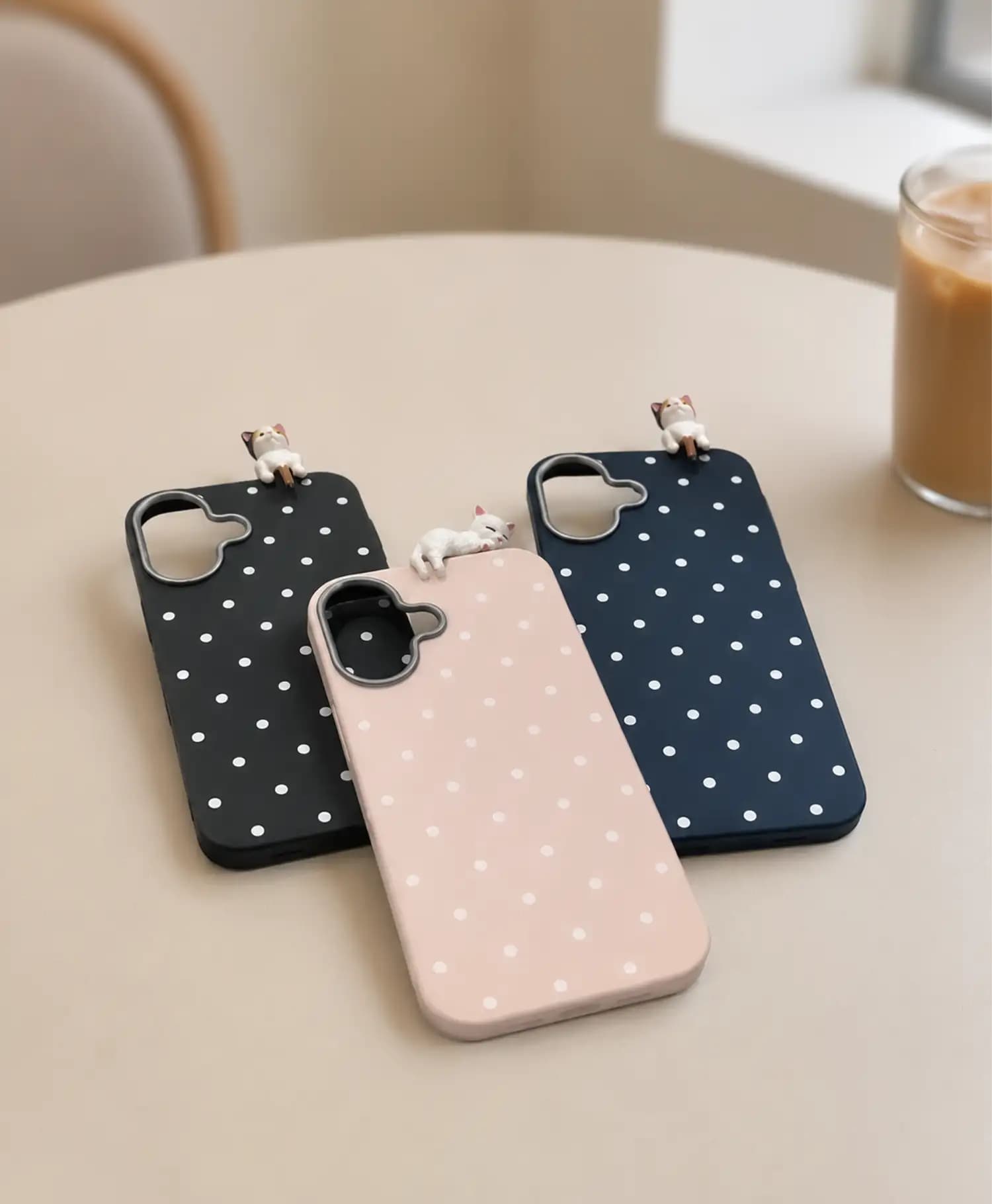 قاب طرح چرم خال دار با فیگور گربه گوشی موبایل Iphone 16 — تصویر ۴