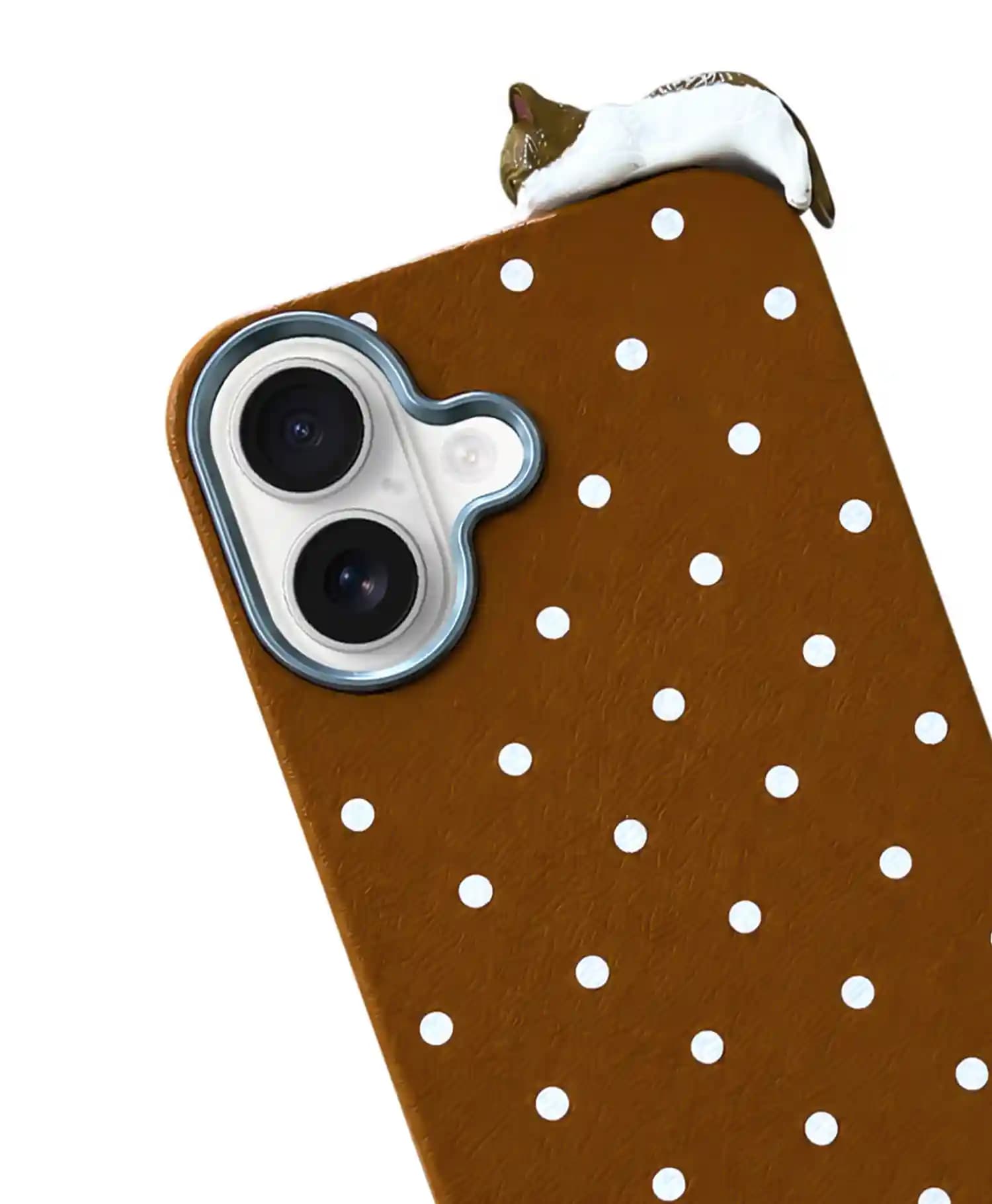 قاب طرح چرم خال دار با فیگور گربه گوشی موبایل Iphone 16 — تصویر ۲