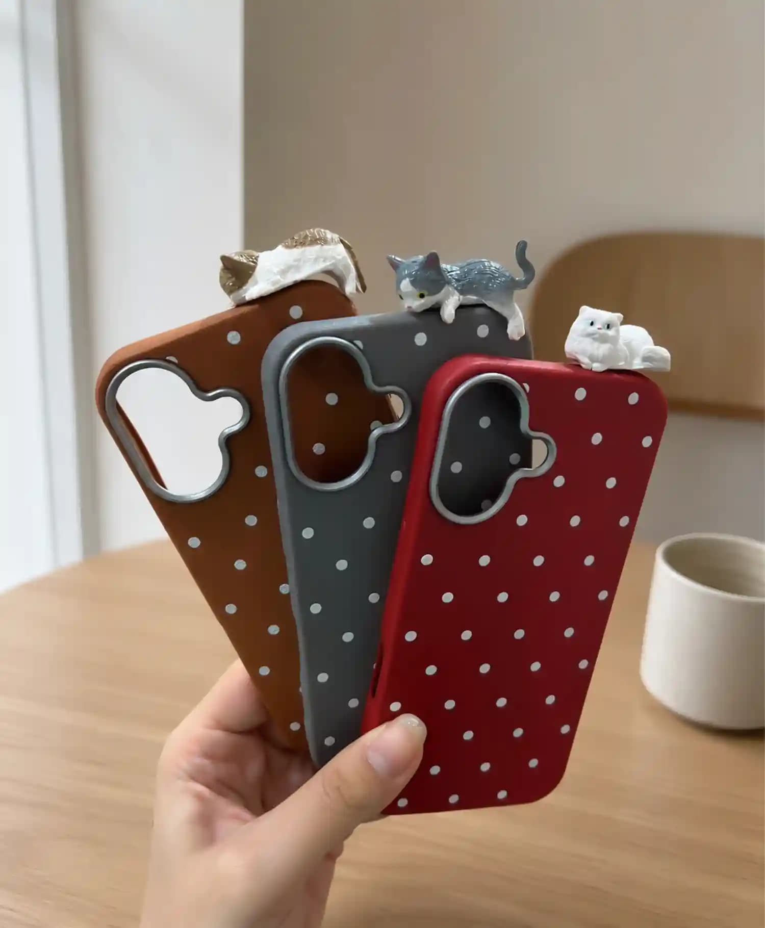 قاب طرح چرم خال دار با فیگور گربه گوشی موبایل Iphone 16 — تصویر ۳