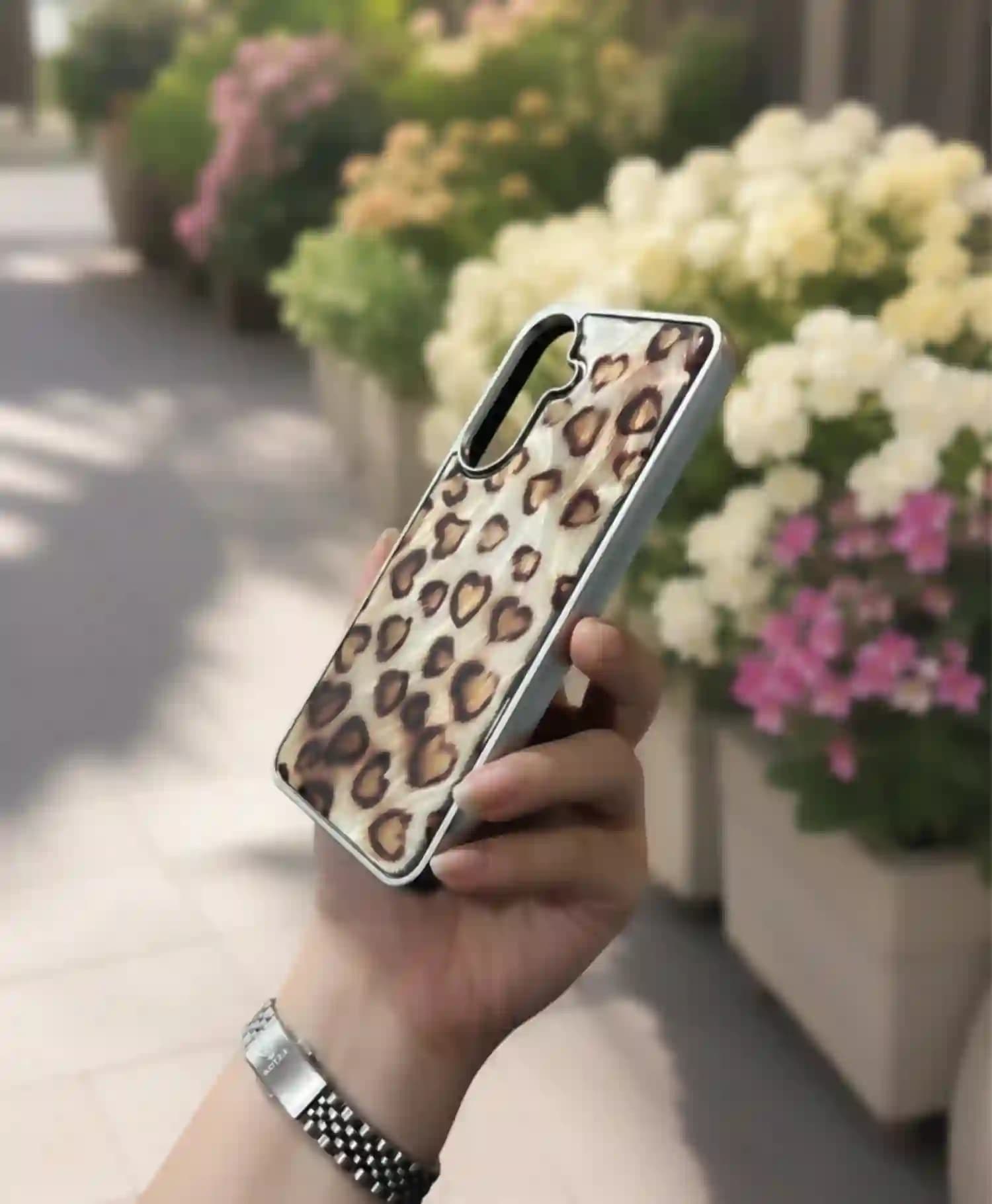 قاب هولوگرامی طرحدار مدل براش گوشی موبایل Samsung A56 — تصویر ۴