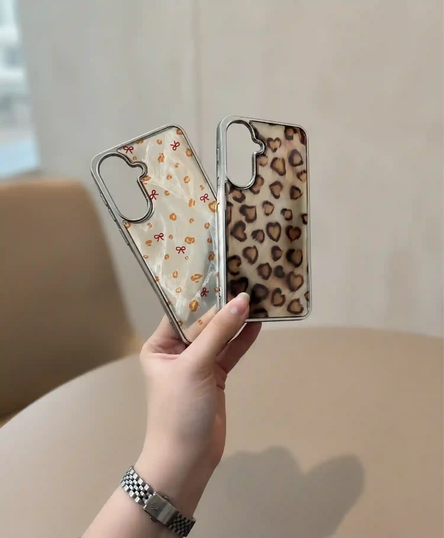 قاب هولوگرامی طرحدار مدل براش گوشی موبایل Samsung A56 — تصویر ۳