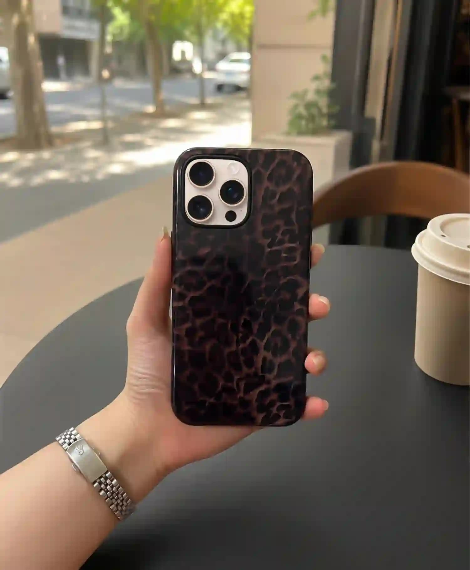 قاب براق طرح پلنگی گوشی موبایل Iphone 16 Pro Max — تصویر ۳