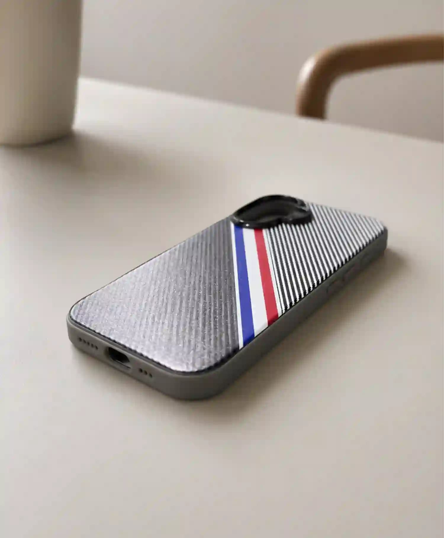 قاب کربنی وینتیج مدل Stylish گوشی موبایل Iphone 16 — تصویر ۳