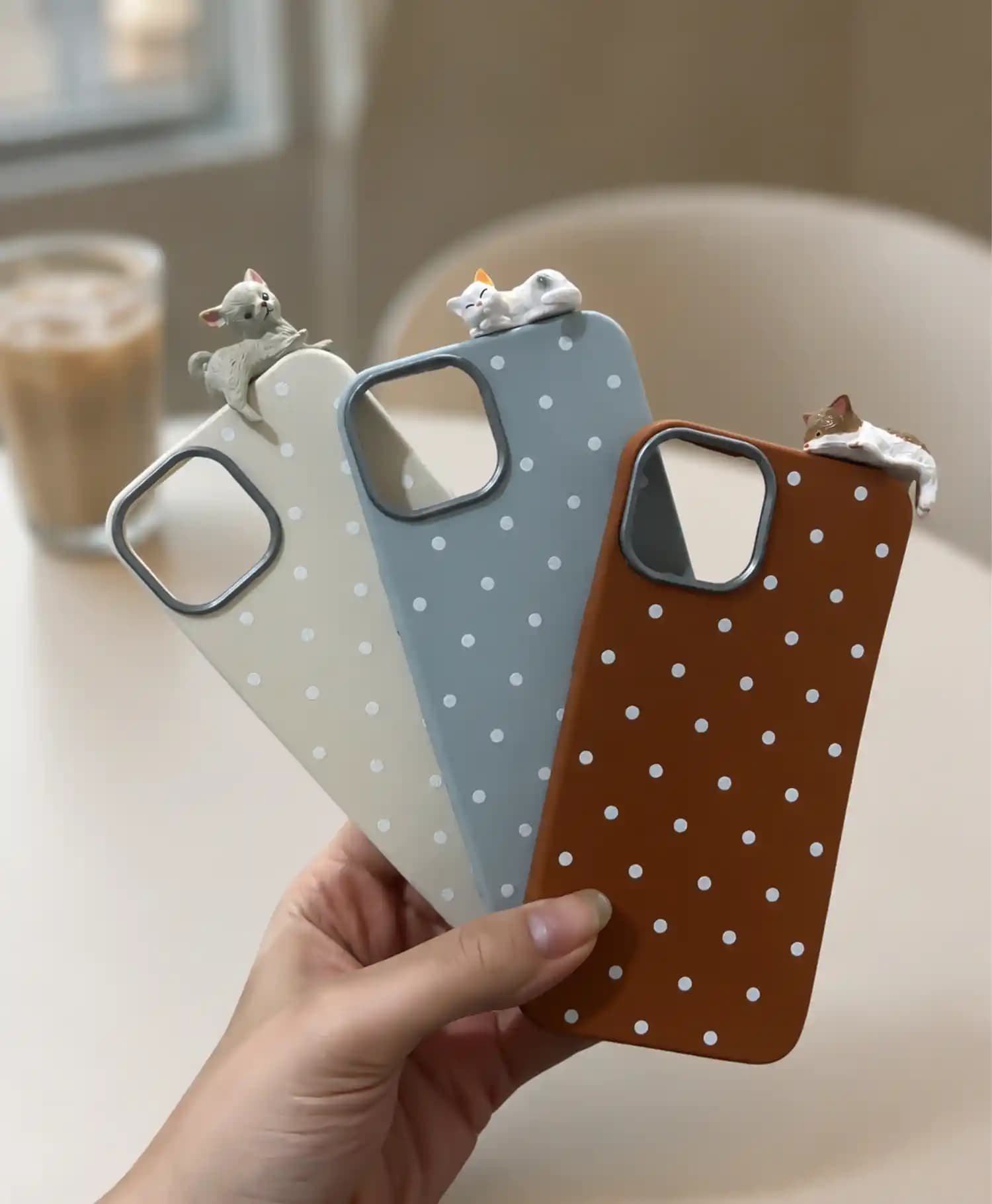قاب طرح چرم خال دار با فیگور گربه گوشی موبایل Iphone 13 — تصویر ۳