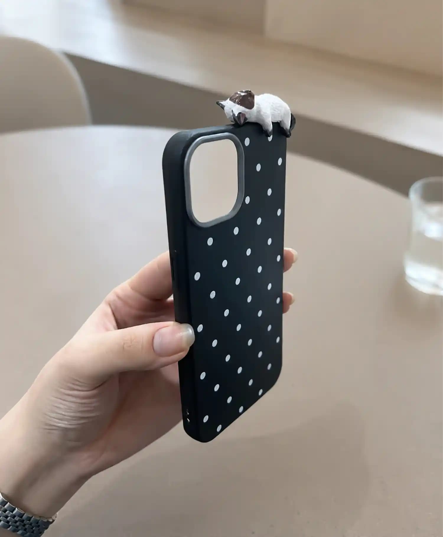 قاب طرح چرم خال دار با فیگور گربه گوشی موبایل Iphone 13 — تصویر ۲