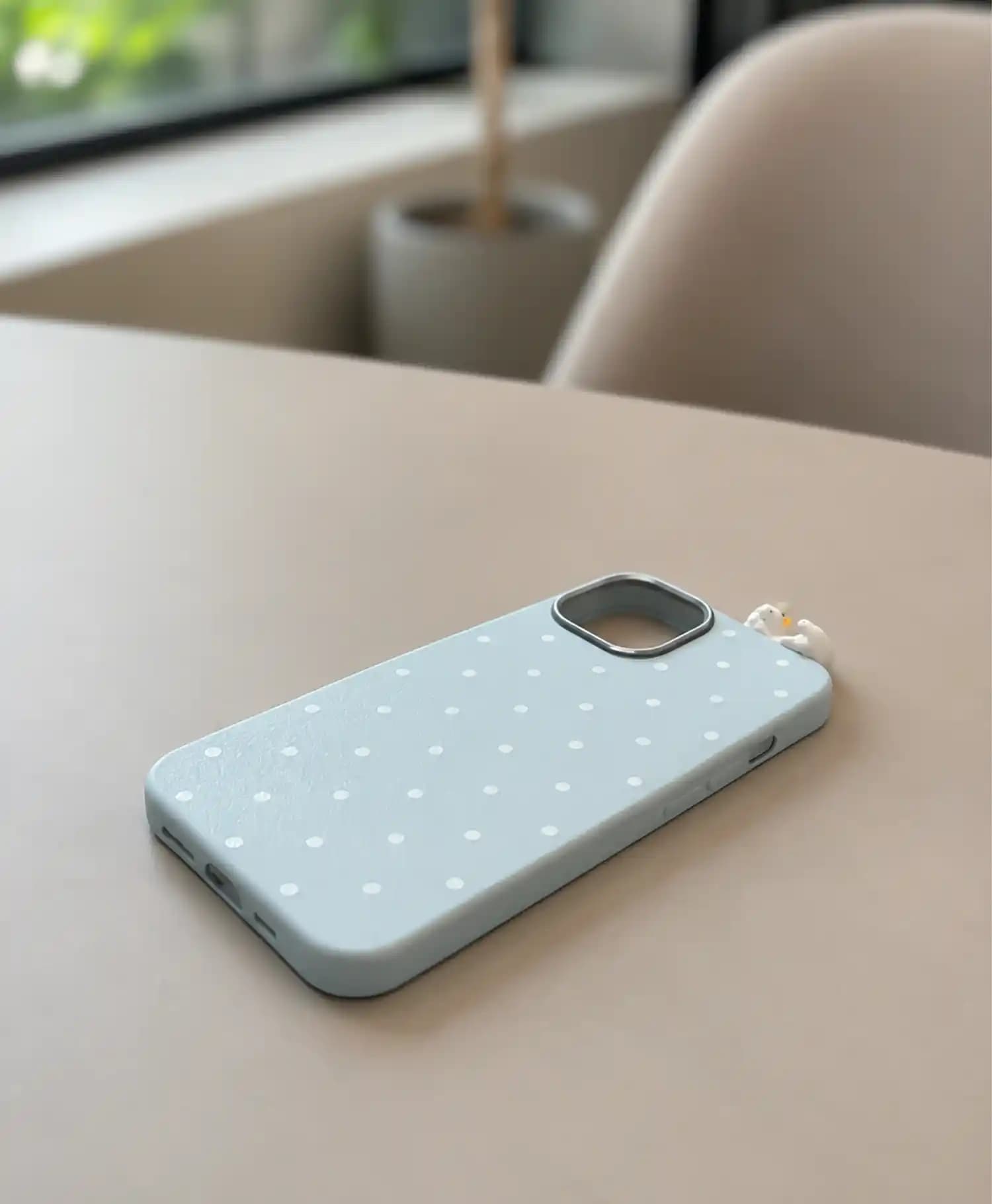 قاب طرح چرم خال دار با فیگور گربه گوشی موبایل Iphone 13 — تصویر ۴