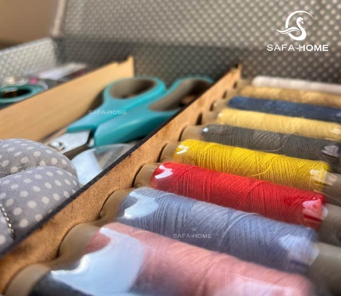 جعبه و وسایل خیاطی طرح طراحی لباس — تصویر ۳