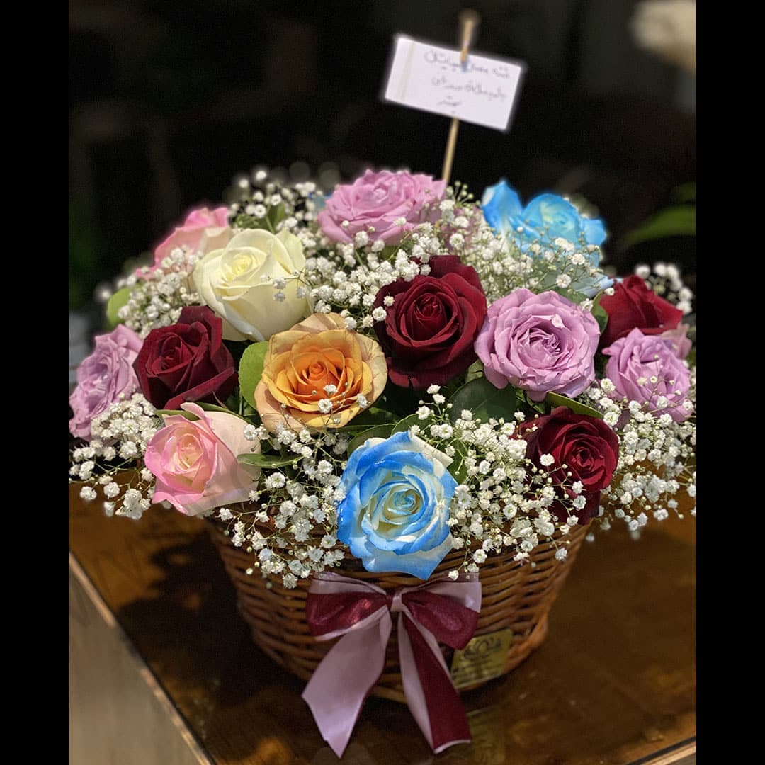 سبد گل 20 شاخه رز رنگی — تصویر ۲