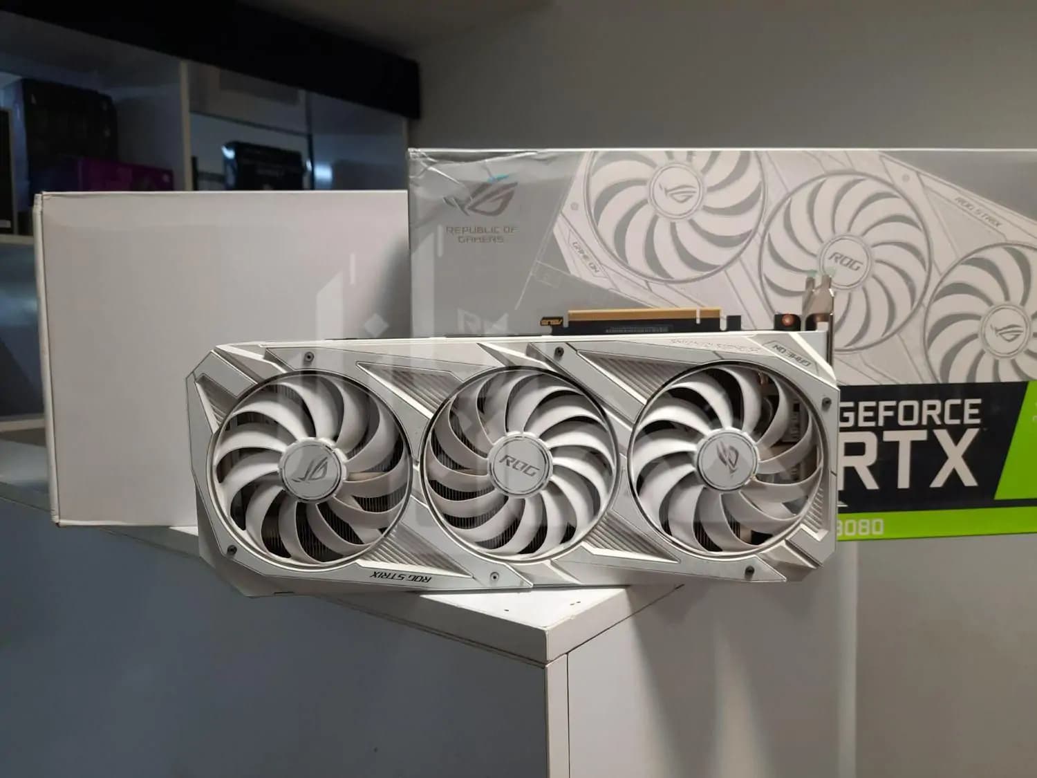کارت گرافیک استوک ایسوس ASUS RTX 3080 ROG STRIX OC 10GB WHITE با کارتن — تصویر ۲