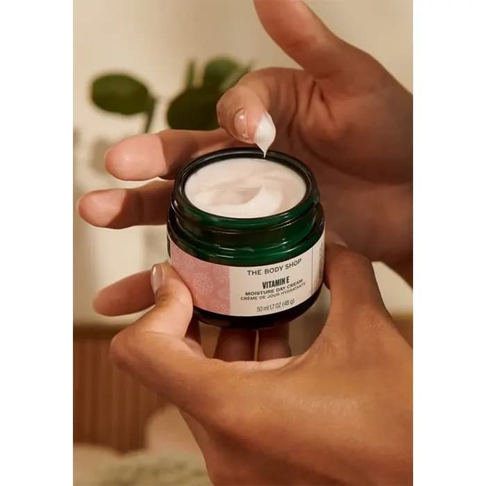 کرم روز آبرسان و مرطوب کننده ویتامین E بادی شاپ — تصویر ۶