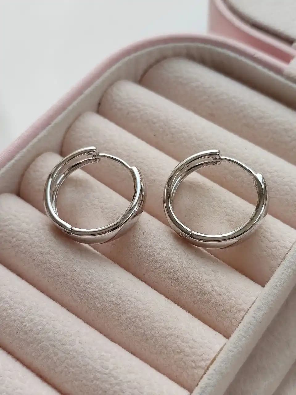 گوشواره ژوپینگ حلقه‌ ای نقره ای | طراحی ساده و شیک — تصویر ۳