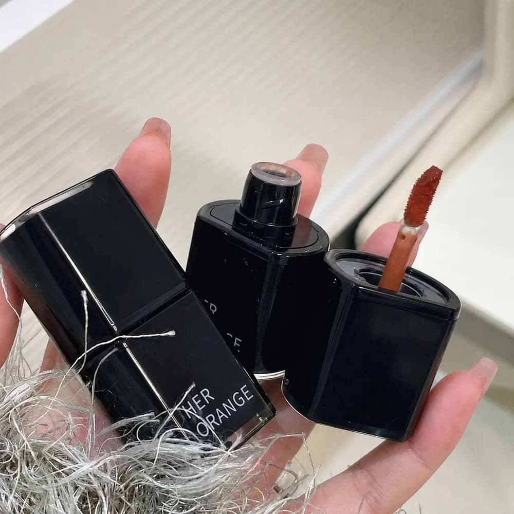 تینت لب شیشه مشکی HER ORANGE — تصویر ۳