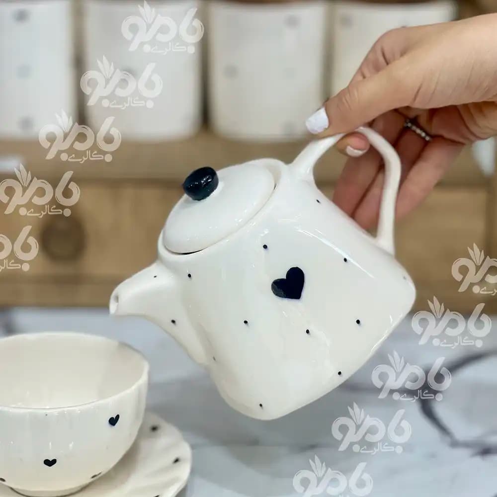 قوری سرامیکی کف مربع قلب خال مشکی — تصویر ۲