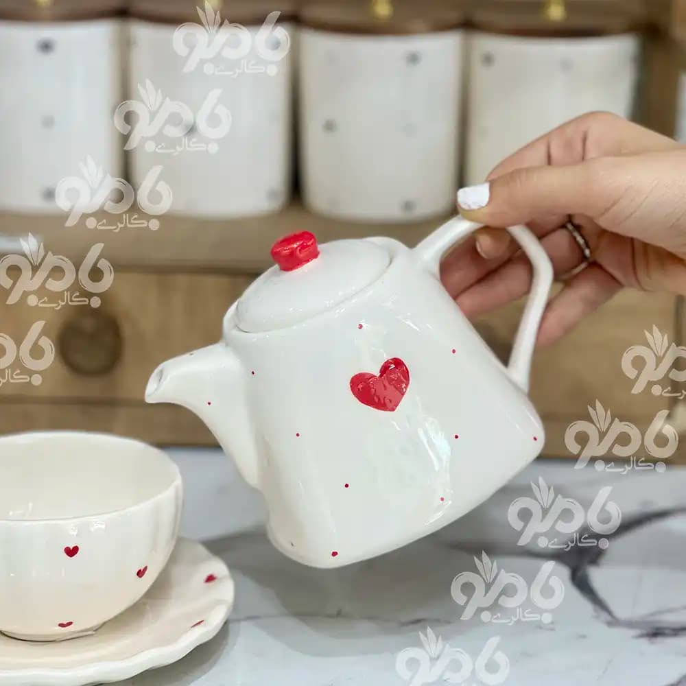 قوری سرامیکی کف مربع قلب خال قرمز — تصویر ۲