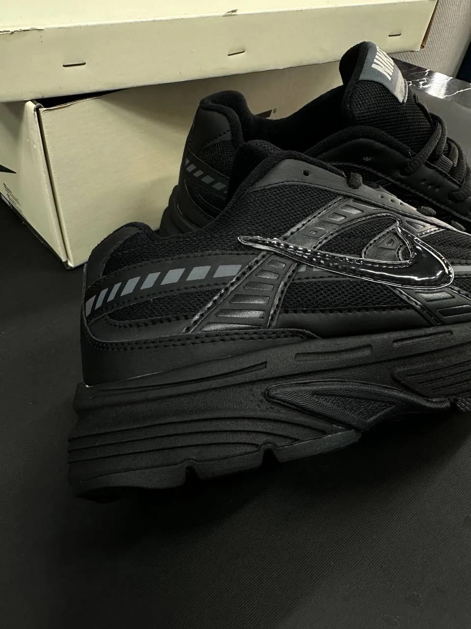 کتونی نایک اینیشیتر رنگ تمام مشکی (Nike Initiator Black) — تصویر ۲
