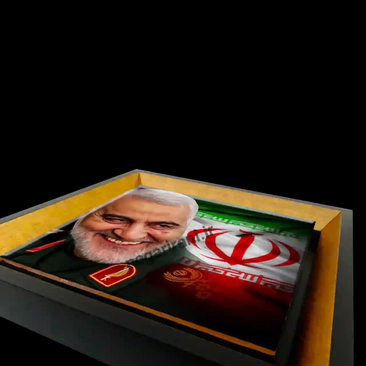 تابلو کاشی شهید حاج قاسم و پرچم مدل 2ZG52 — تصویر ۳