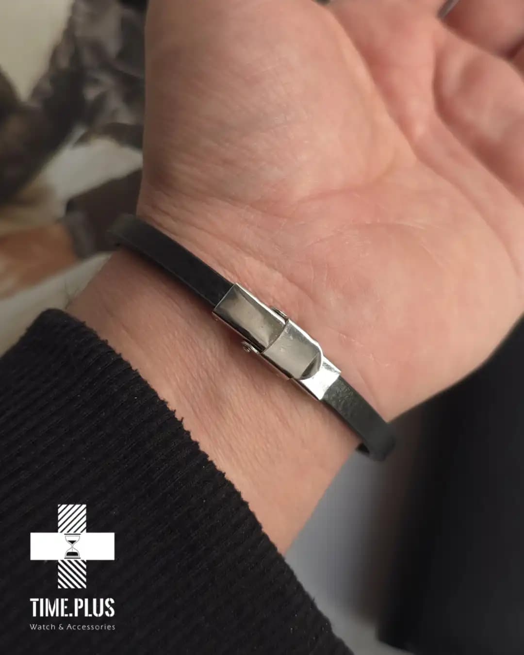 دستبند چرمی مون بلان با پلاک نقره ای و طلایی — تصویر ۵