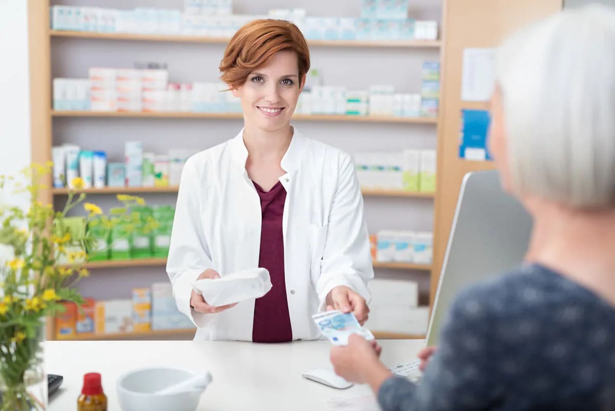 عکس استوک داروساز در حال دریافت وجه