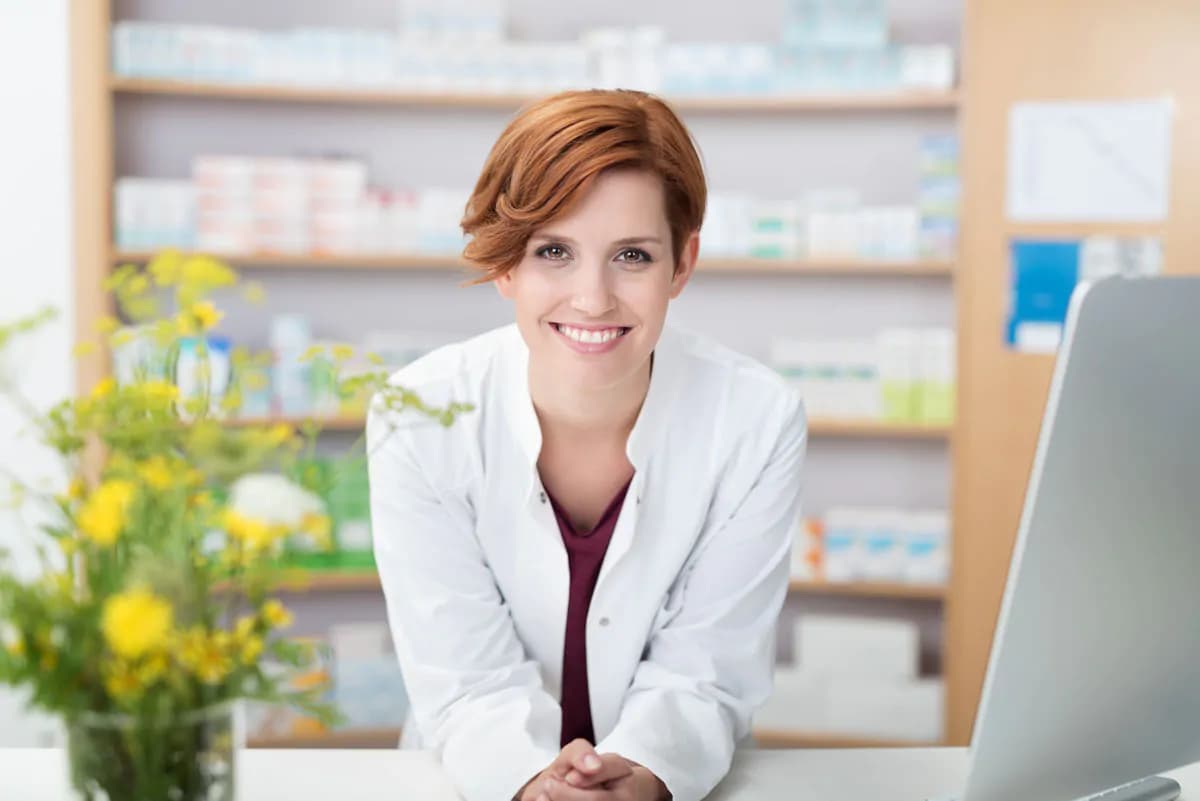 عکس استوک داروساز زن