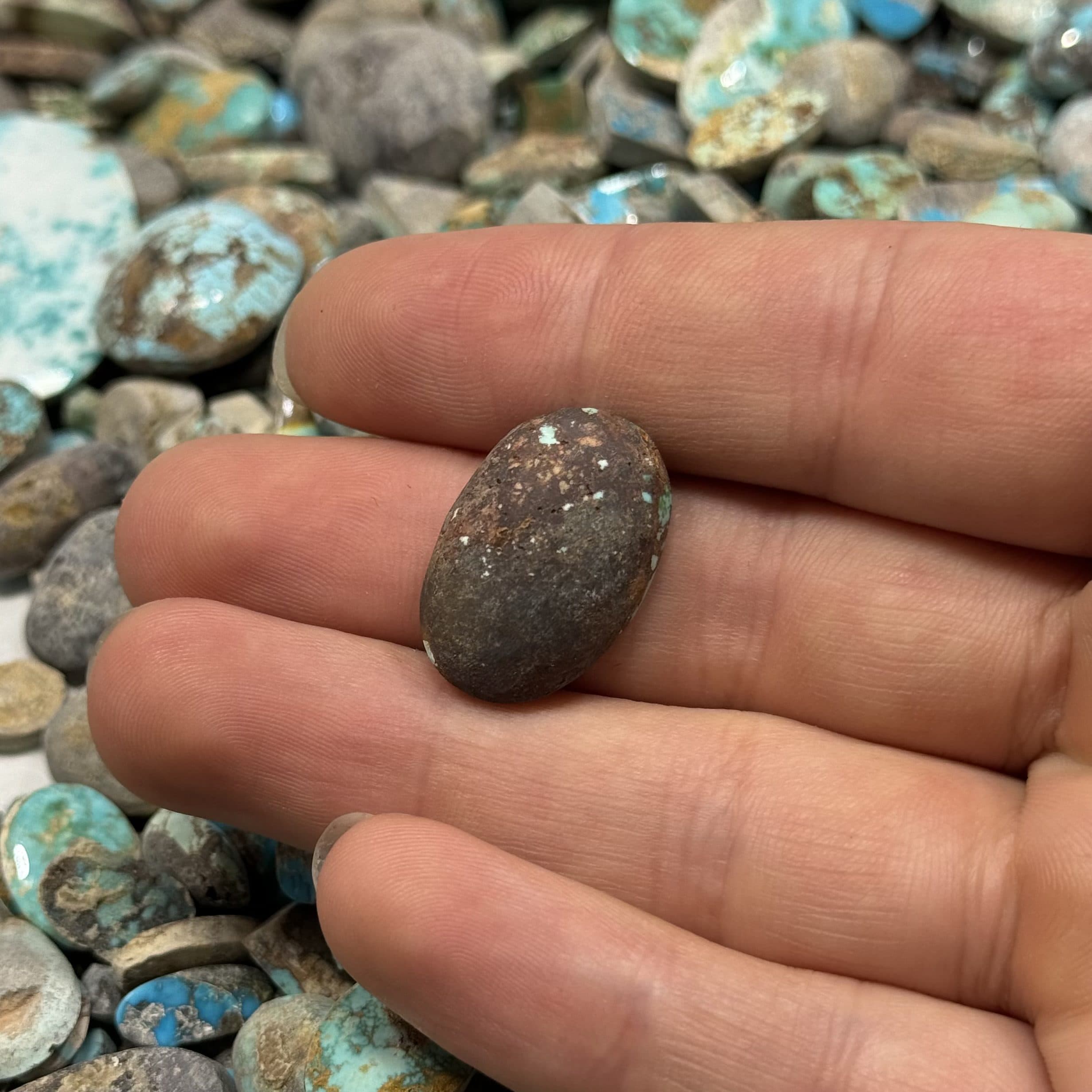 سنگ فیروزه تراش بیضی نیشابور کد94 — تصویر ۲