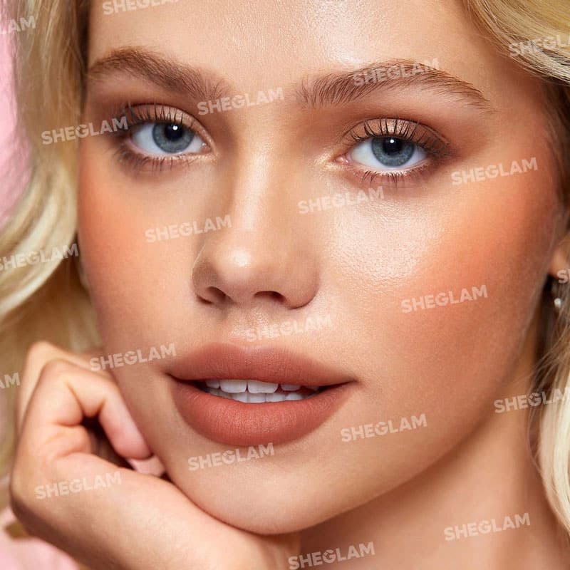 رژ لب مایع مات کوشنی شیگلم SHEGLAM مدل Pout Pillow Cushion Matte رنگ Hit The Hay — تصویر ۴