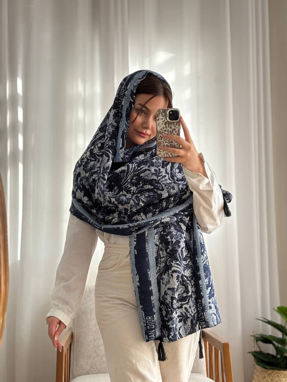 شال وارداتی پلیسه لمه طرح دیور کد ۴۰۰ — تصویر ۴