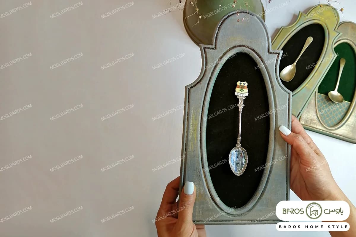 قاب آینه چوبی با زمینه مخمل و قاشق آنتیک