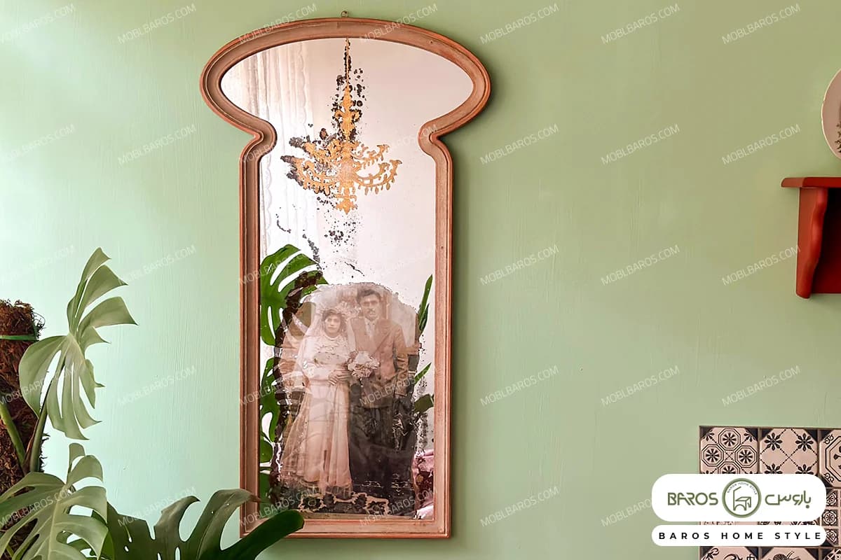 قاب آینه چوبی همراه با آینه آنتیک طرح دار