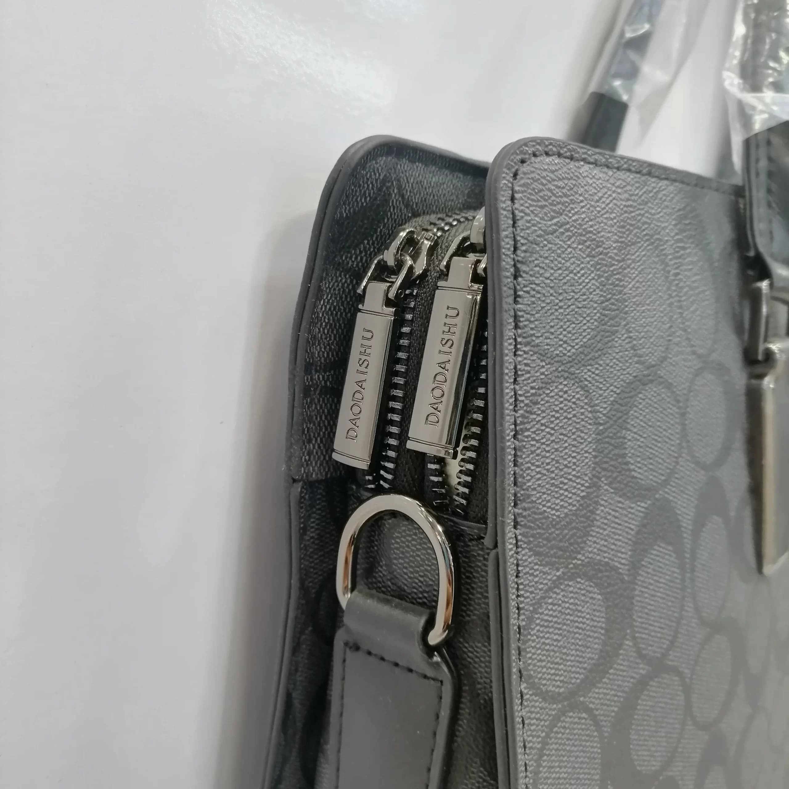 کیف اداری وکیلی دانشجویی چرم مارک کانگرو طرح کوچ خارجی 80268 (MK) — تصویر ۳