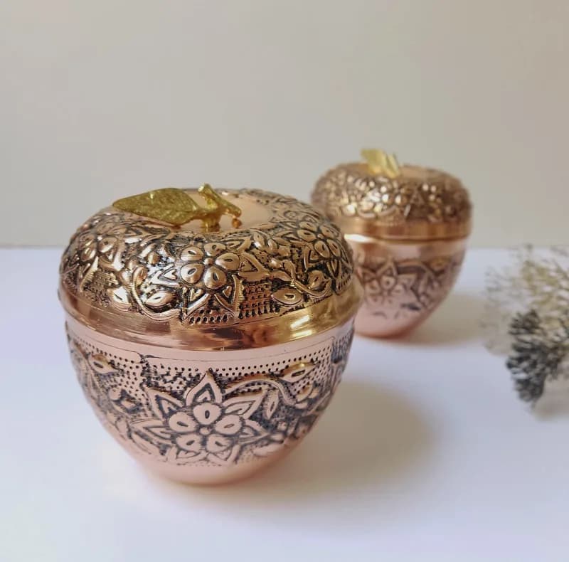 قندان مسی مدل سیب قلم زنی کد ZH432.2 — تصویر ۳