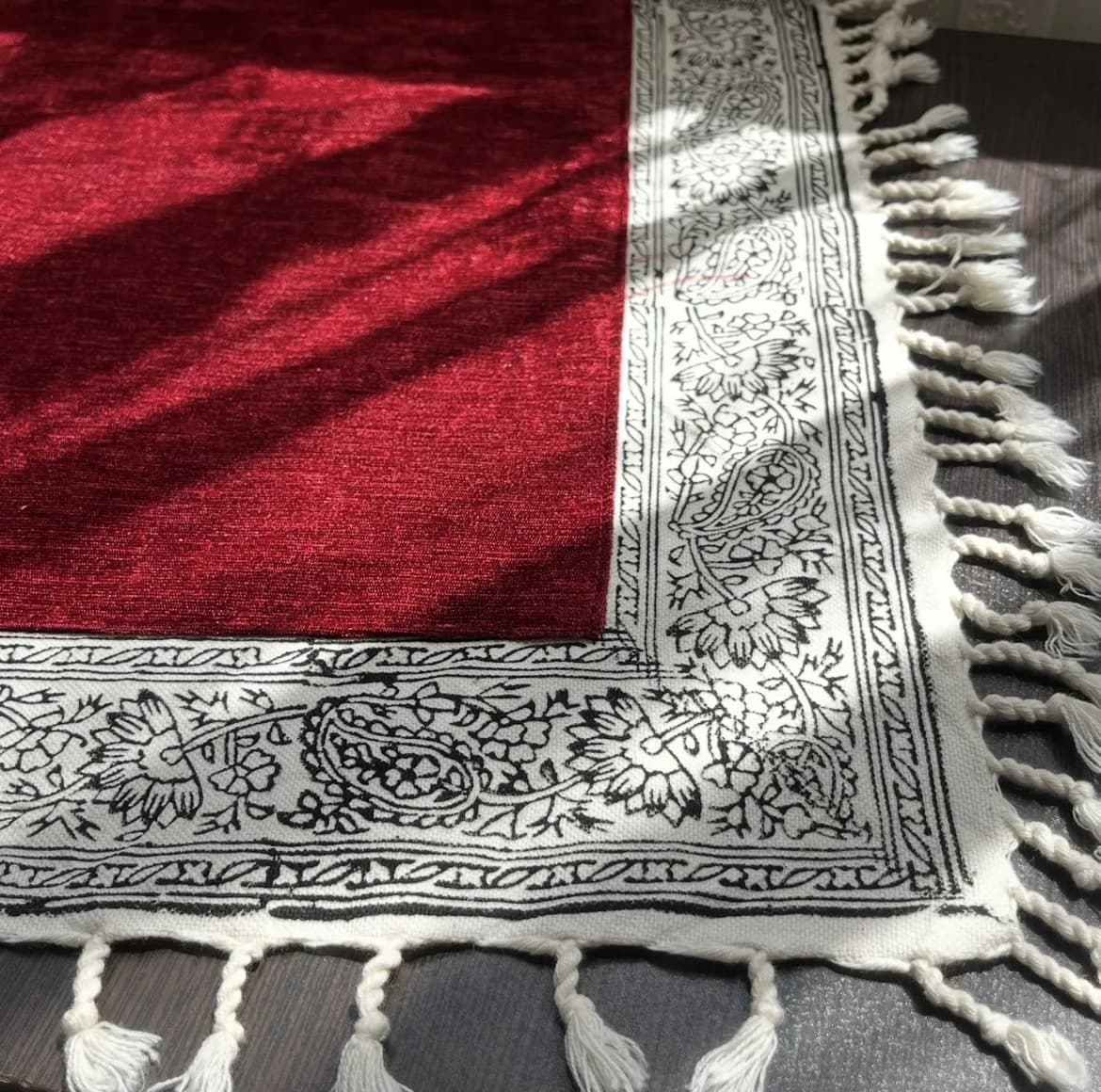 رومیزی مدل مخمل حاشیه ترنج سایز 60*60 سانتی متر — تصویر ۸