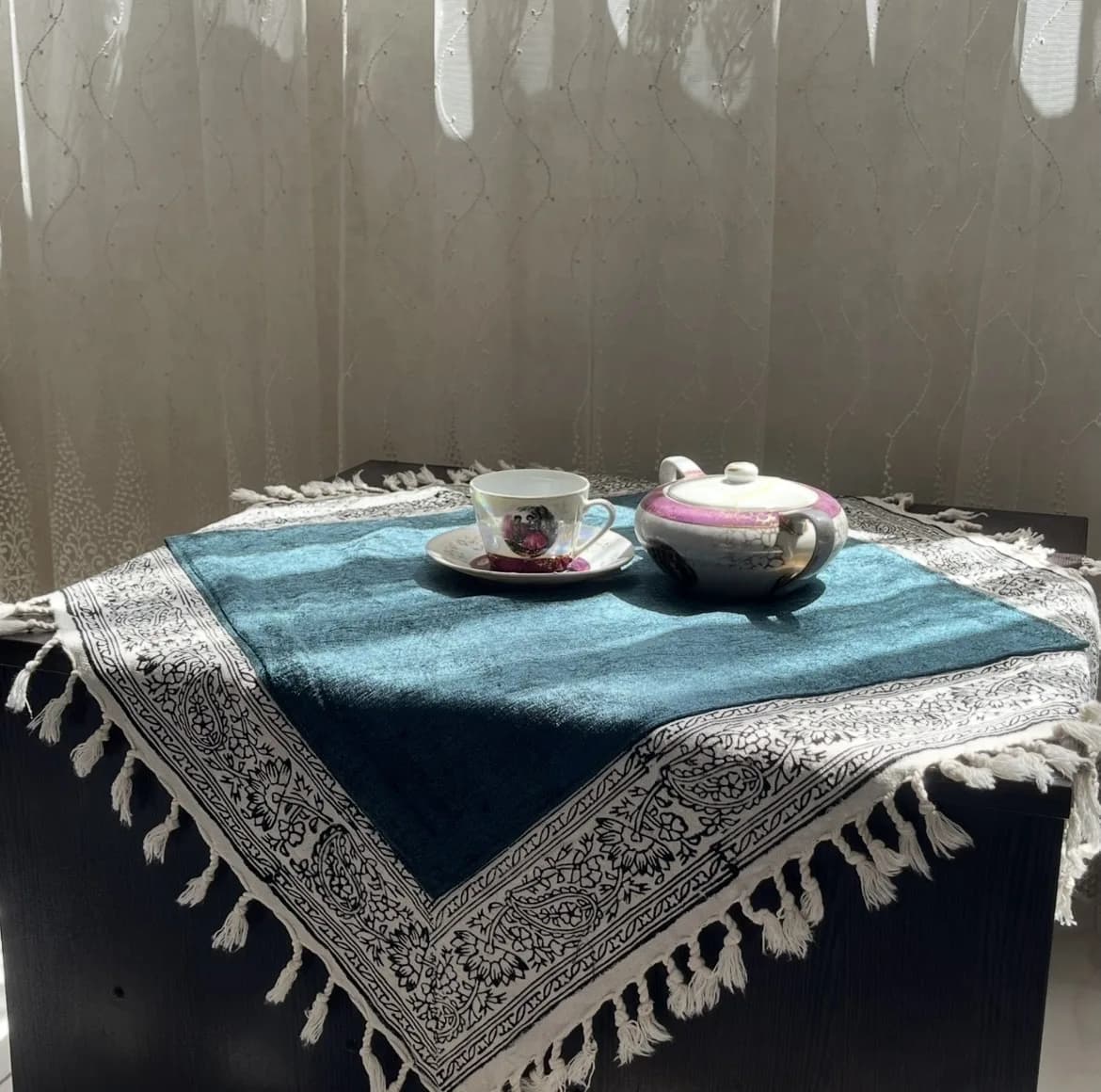 رومیزی مدل مخمل حاشیه ترنج سایز 60*60 سانتی متر — تصویر ۴